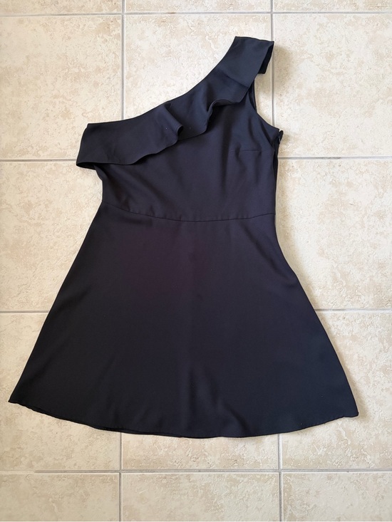 Banana Republic Dresses & Skirts - Banana Republic Cocktail Attire One-Shoulder Black Ruffle Dress